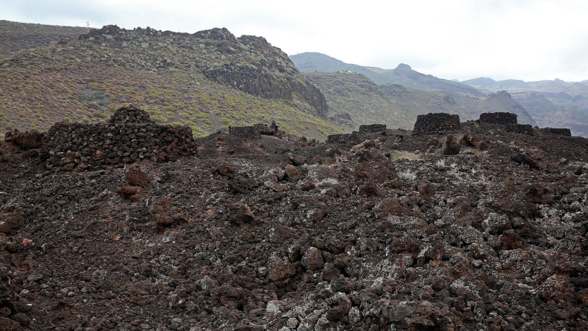 Necrópolis del Maipés (Agaete), construida sobre una colada de lava. Tiene unas 800 tumbas. A la izquierda, la tumba del Rey