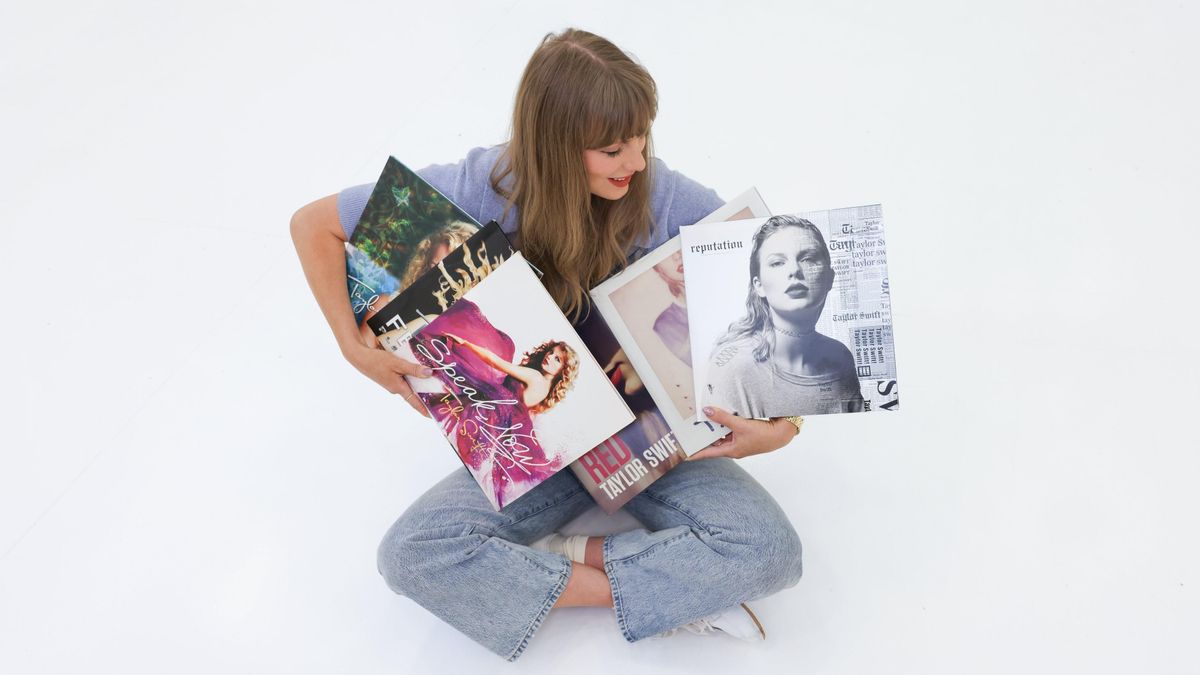 Taylor Swift posa con sus seis primeros discos, ahora de su posesión