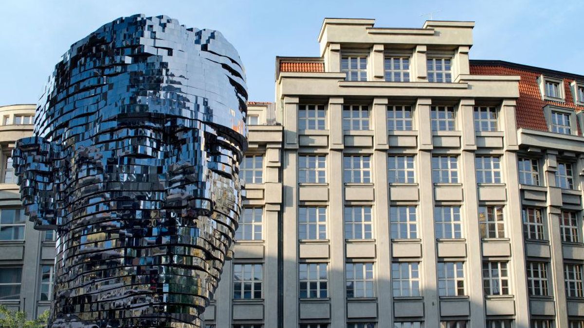 Cabeza giratoria de Kafka por David Černý.
