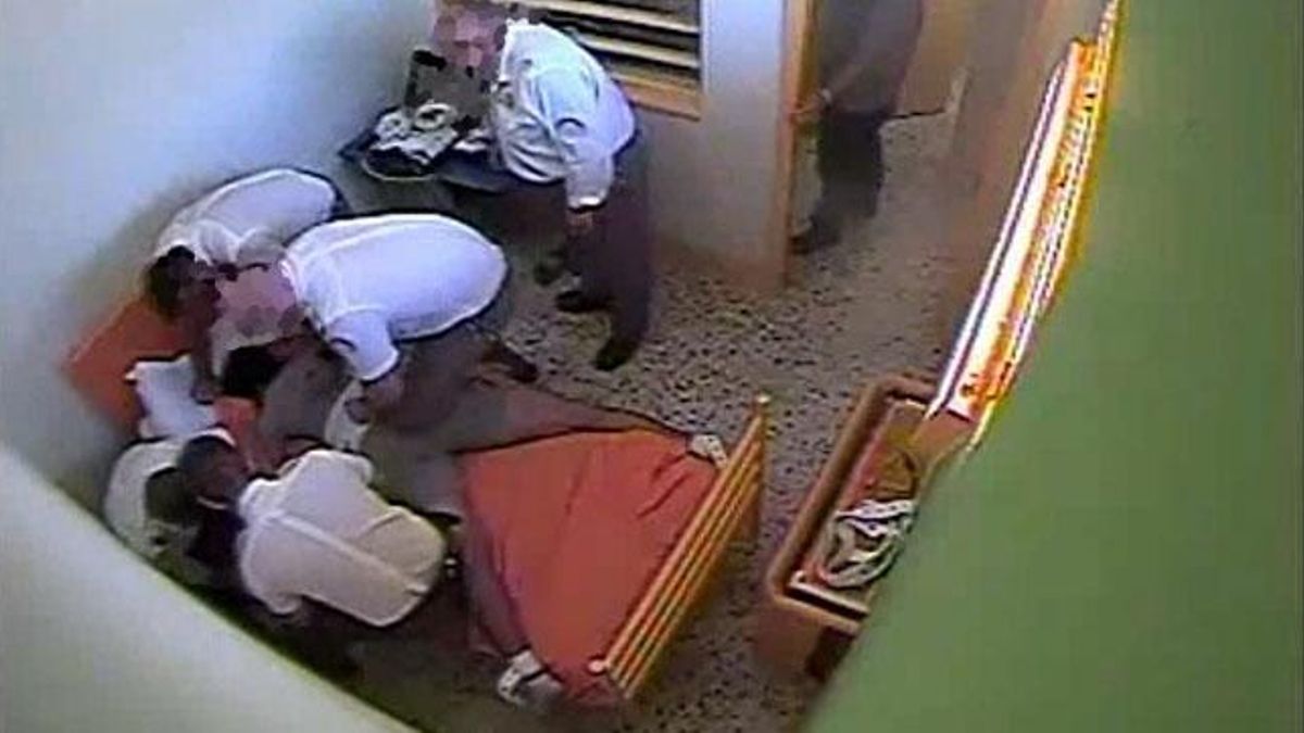 La familia del joven que murió atado en el centro de menores de Almería rechaza el archivo del caso: "No nos vamos a callar"