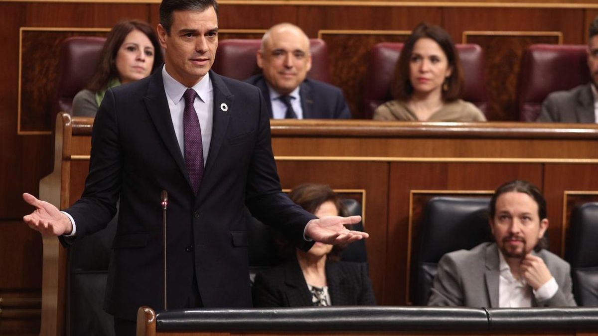 Sánchez tiende la mano a Casado para dialogar tras echarle en cara el "balance lamentable" del PP en Cataluña
