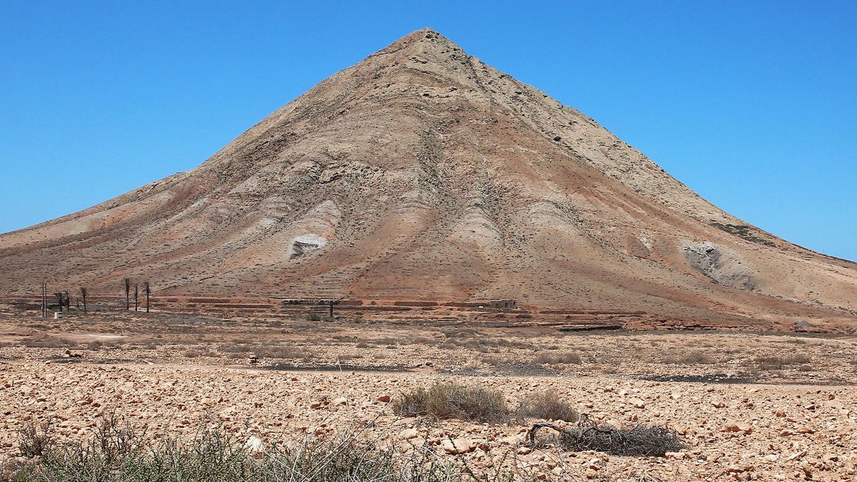 Tindaya, la montaña sagrada de los majos, atesora el mayor yacimiento de podomorfos del mundo de origen africano.