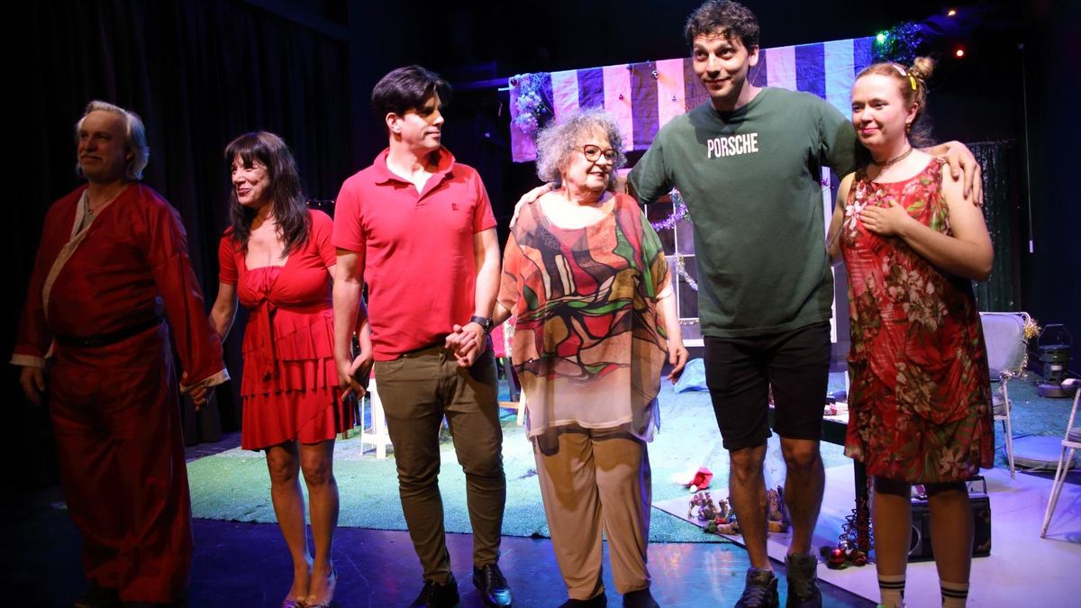 Juan Cruz Wenk, Silvia Kalfakian, Davis Páez, Ana María Castel, Tomás Castaño y Laura Otermín en el saludo final