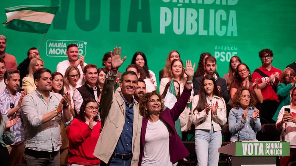 Pedro Sánchez y María Jesús Montero, en el mitin del PSOE, este domingo, en La Línea de la Concepción (Cádiz).