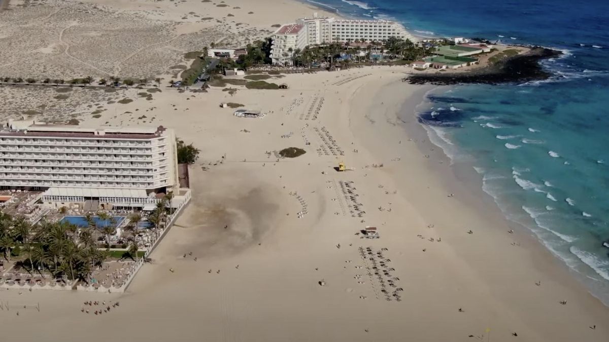 Hoteles Riu en la costa de Corralejo, en Fuerteventura, con orden de demolición que sigue sin ejecutarse.