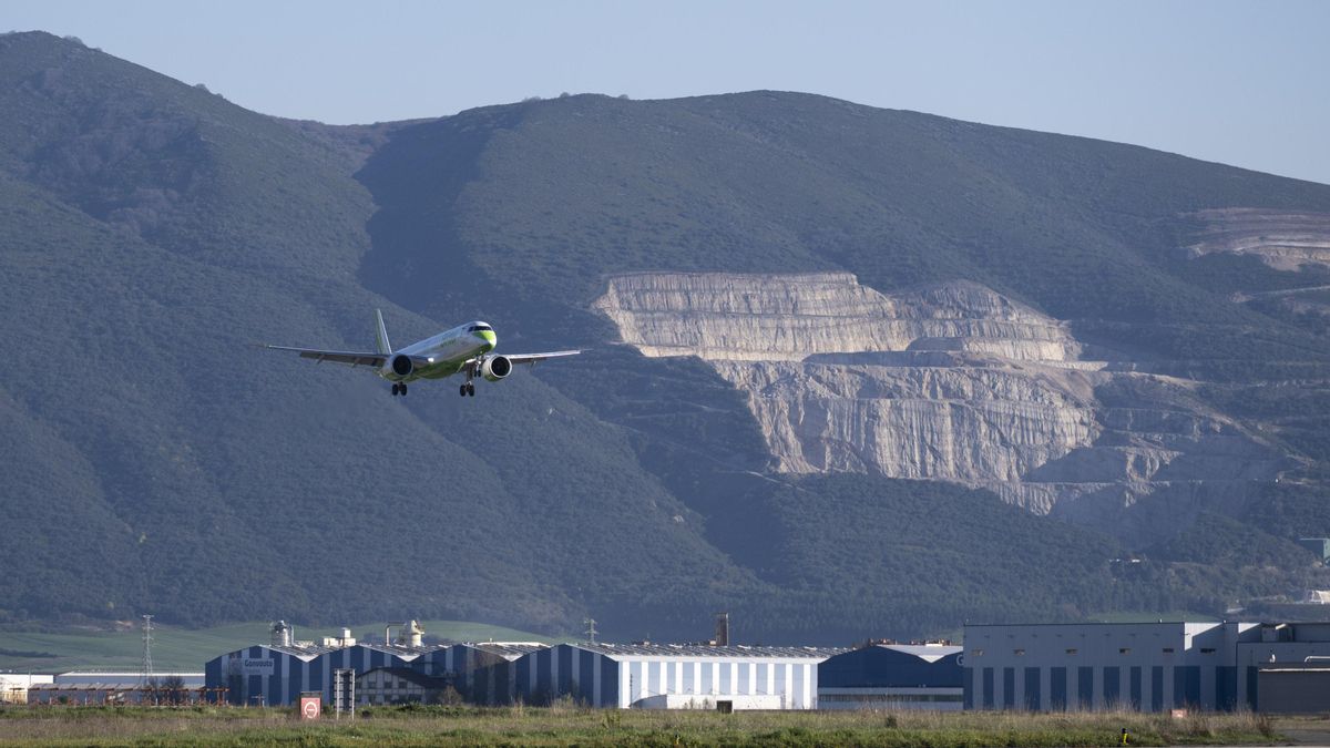 Imagen de un avión aterrizando en el aeropuerto de Noáin.