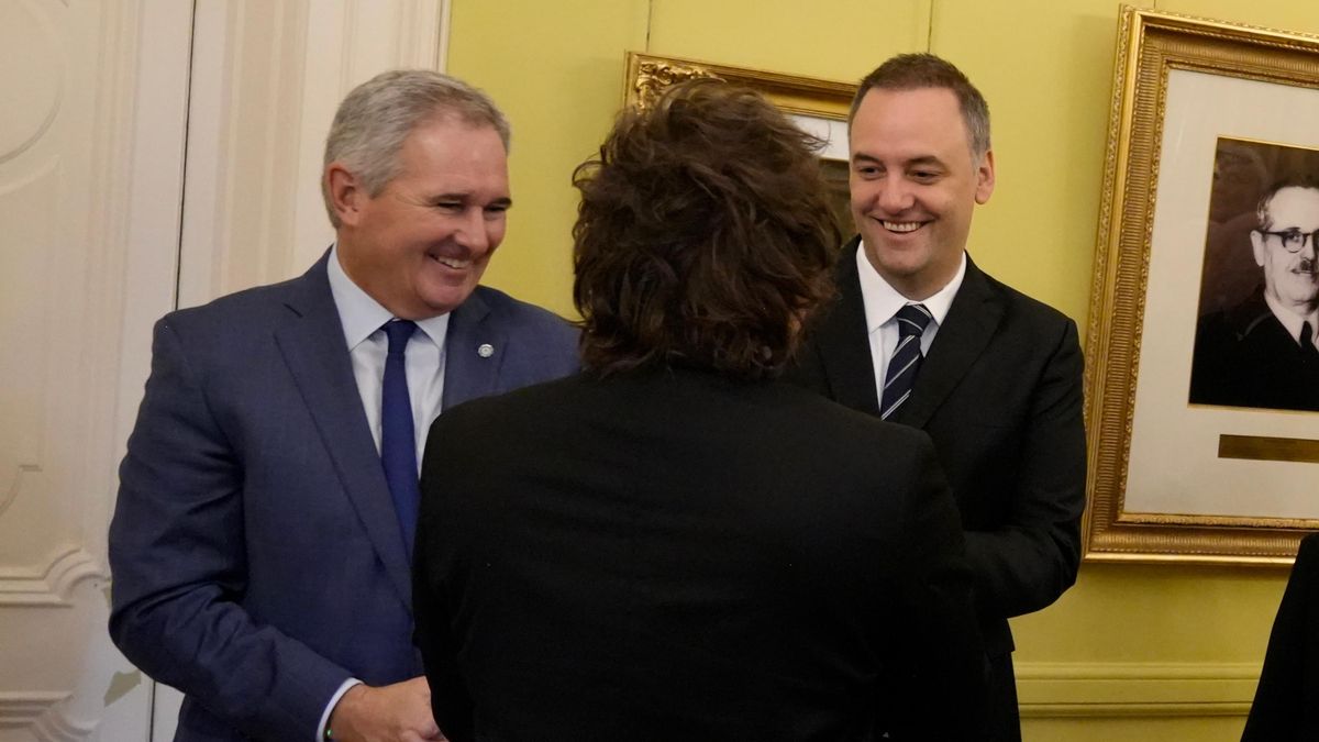 A lo largo de estos dos meses de polémica, el Presidente se mostró en varias oportunidades junto a Manuel Adorni.