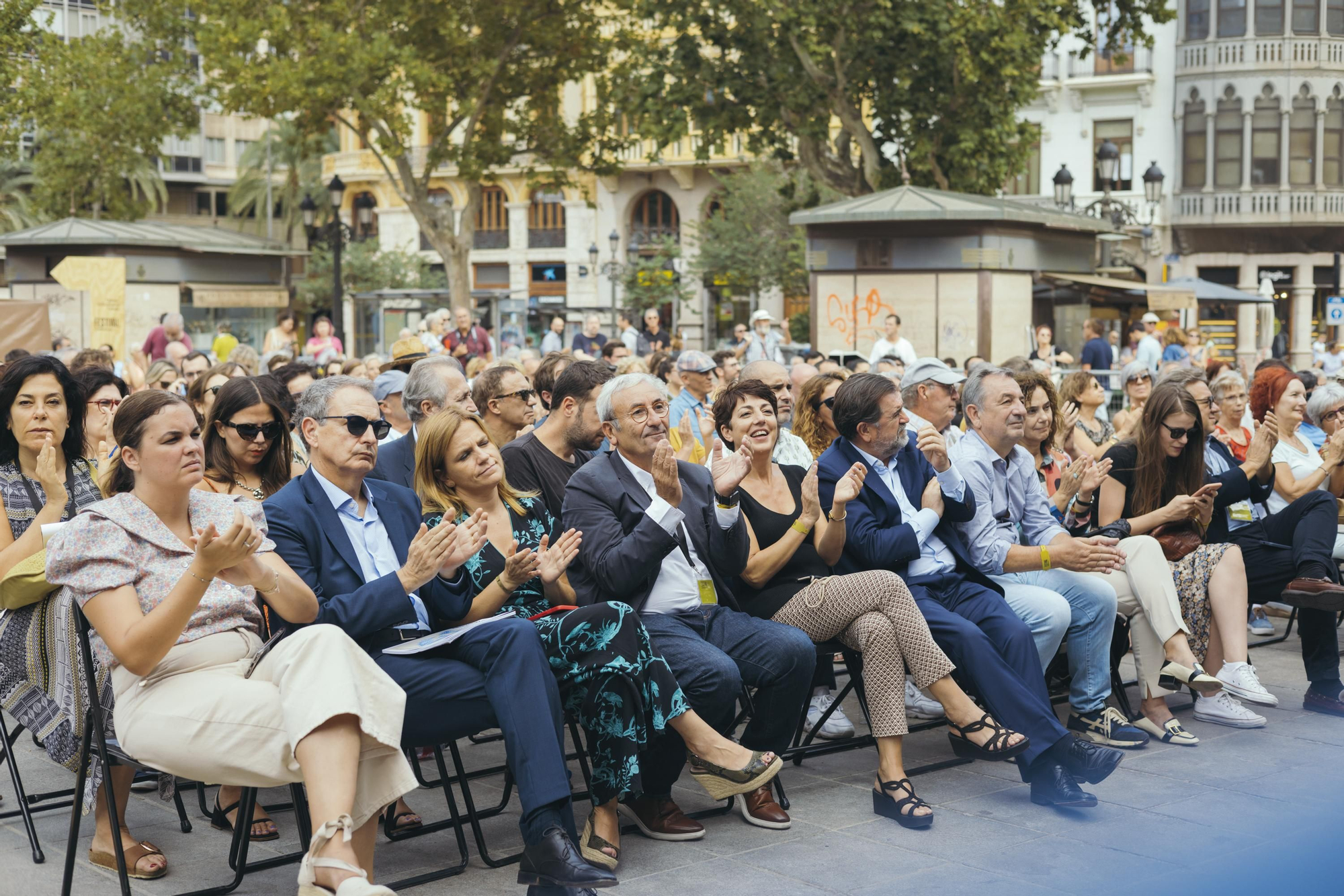 Aplausos desde la primera fila de asientos