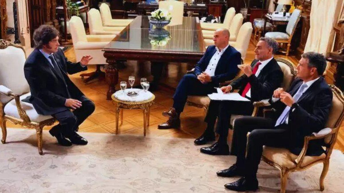 El presidente Javier Milei entrevistado por Esteban Trebucq, Luis Majul y Pablo Rossi.
