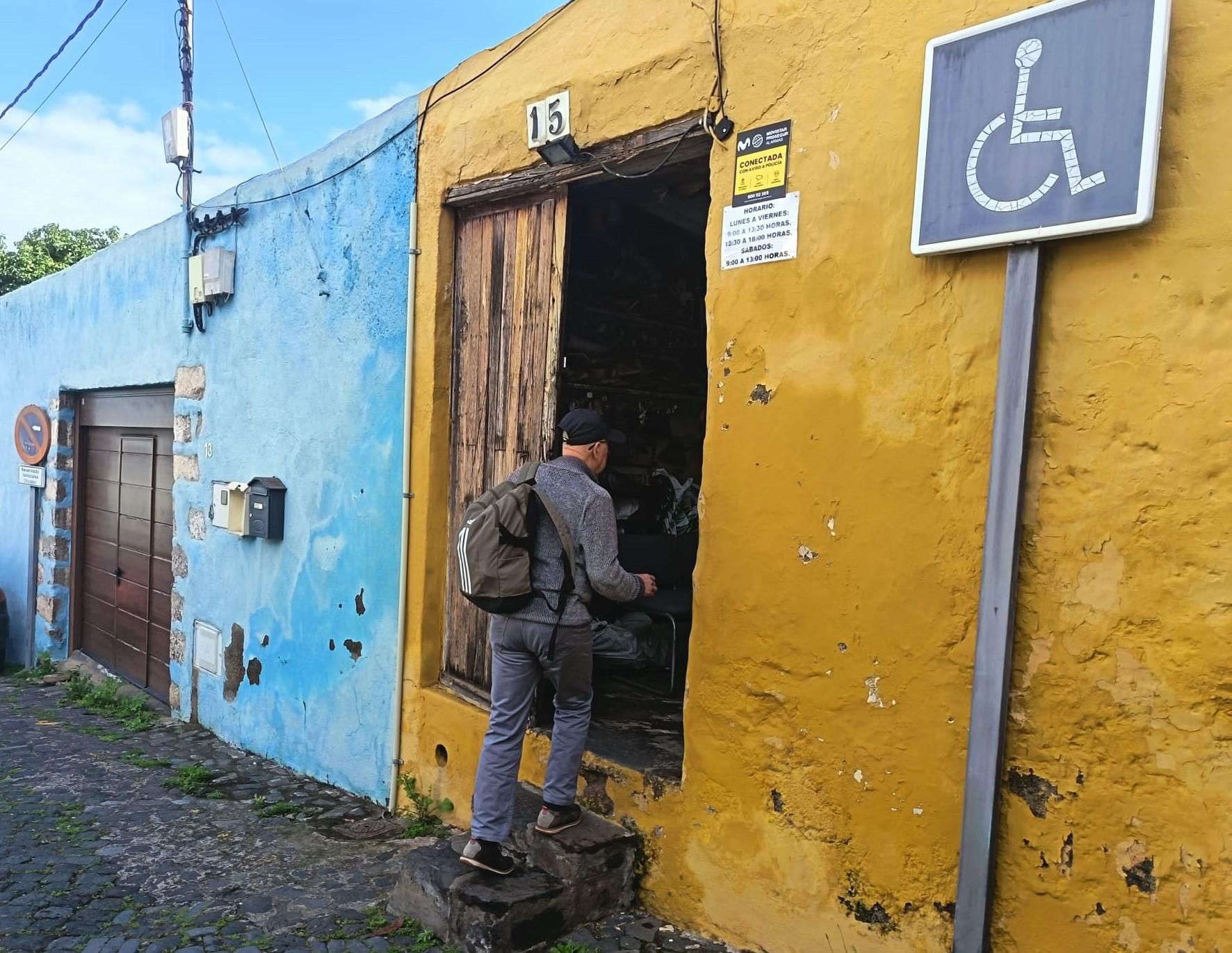 Un cliente entra en la zapatería Chávez.