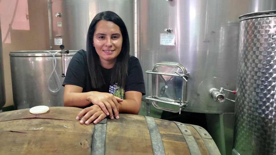 Patricia Perdomo entre una barrica de tea y envases de acero inoxidable.