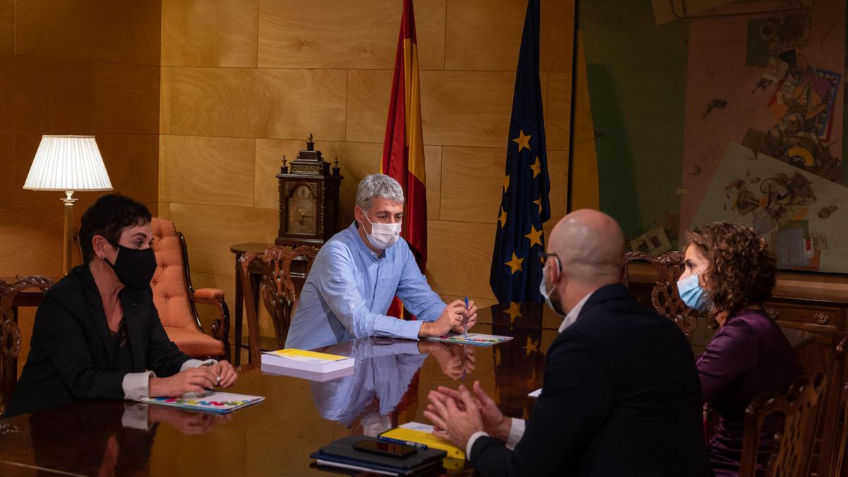 Los portavoces de EH Bildu Mertxe Aizpurua y Oskar Matute, en su reunión del jueves con María Jesús Montero y Nacho Álvarez.