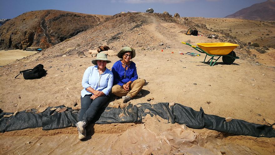 Las historiadoras María del Cristo González (derecha) y Esther Chávez, directoras de las excavaciones que se realizan en San Marcial del Rubicón
