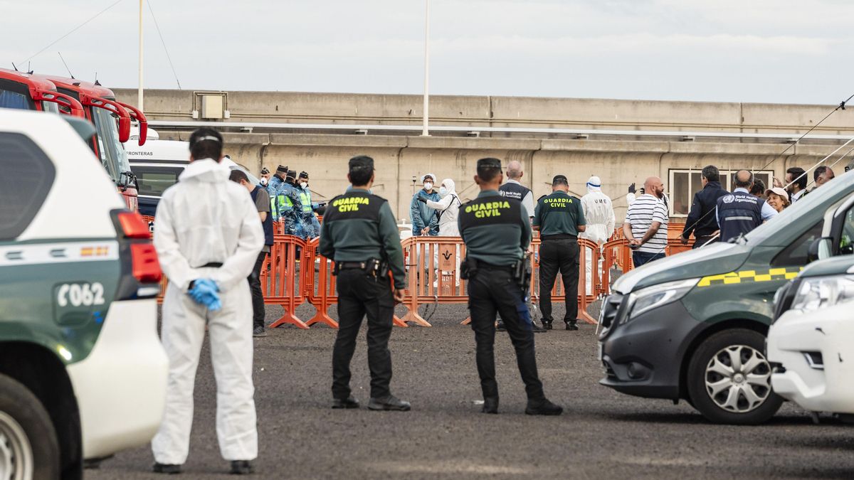 Pasajeros evacuados del crucero MV Hondius fondeado cerca del puerto de Granadilla suben a los autocares de la UME, a 10 de mayo de 2026
