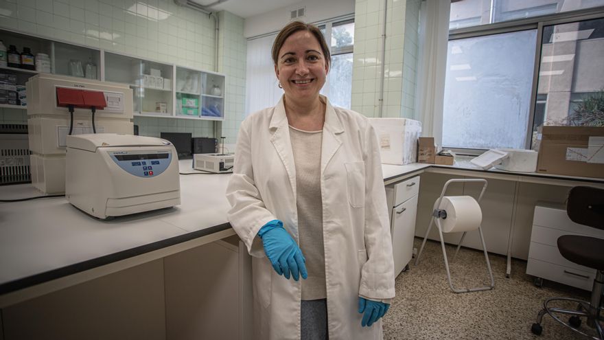La doctora Rosa Fregel, bióloga genetista, en su laboratorio de la Universidad de La Laguna