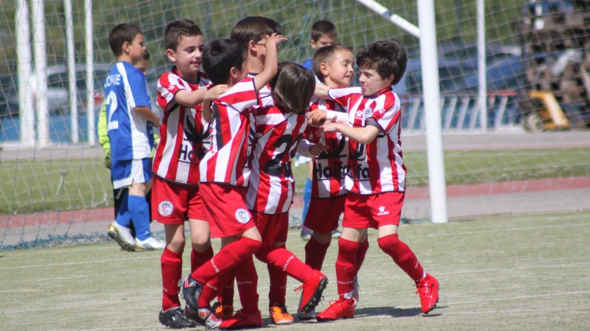 Un grupo de niños celebra un gol en la Copa Federación en Puçol (Valencia)