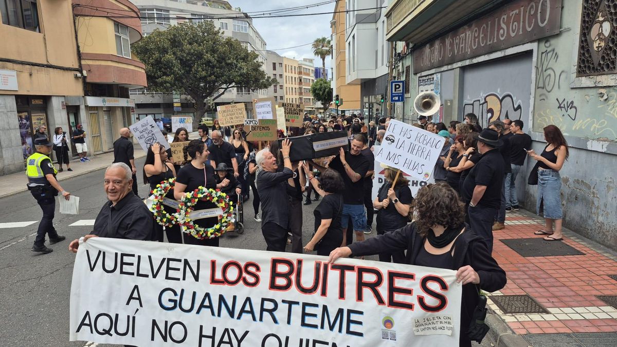 Salida de la simbólica comitiva fúnebre del antiguo cine de Guanarteme