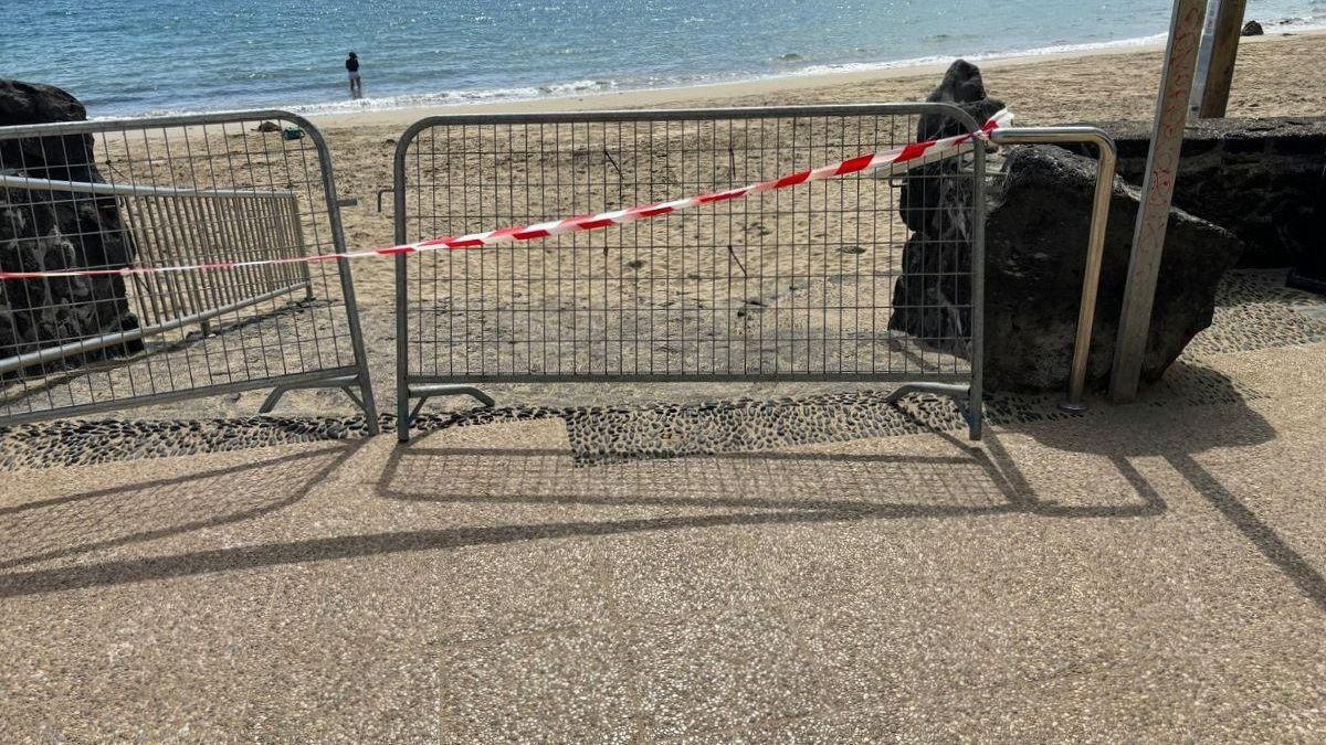 Prohibido el baño en la playa pequeña de Playa Blanca por contaminación bacteriana.