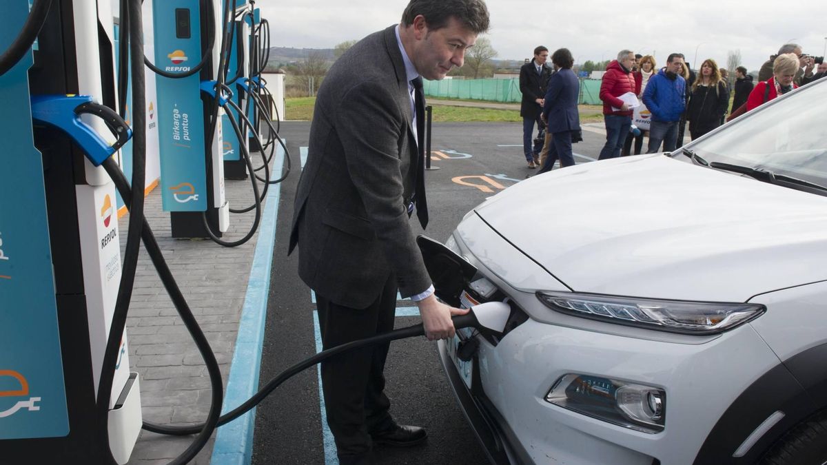 Recarga de un coche eléctrico en la electrolinera ultrarápida de Vitoria