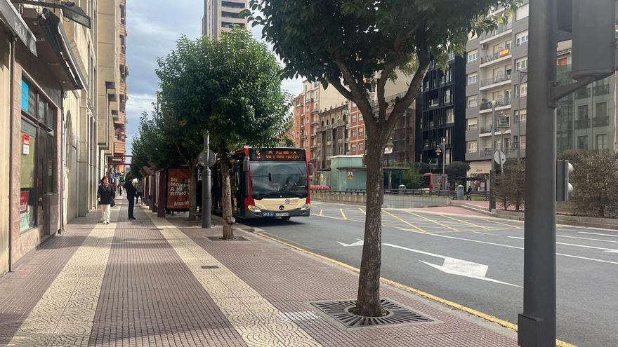 Afecciones en el bus urbano por el izado de la Bandera Nacional frente al monumento al Labrador
