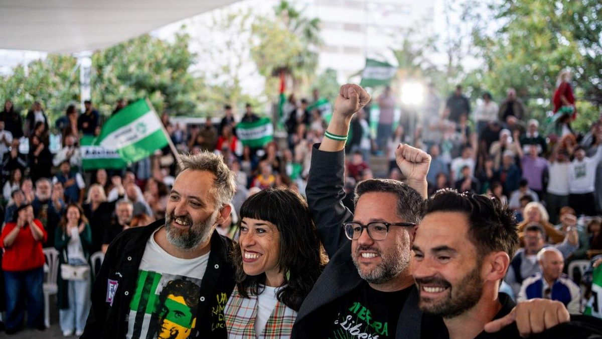 El candidato de Adelante Andalucía, José Ignacio García, acompañado de El Gago, Leticia Blanco y David de la Cruz.