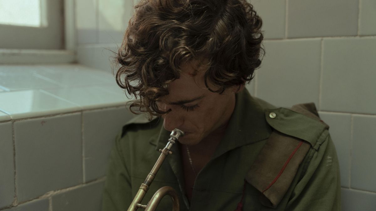 El cantante Guitarricadelafuente, en una imagen de 'La bola negra', de Javier Ambrossi y Javier Calvo