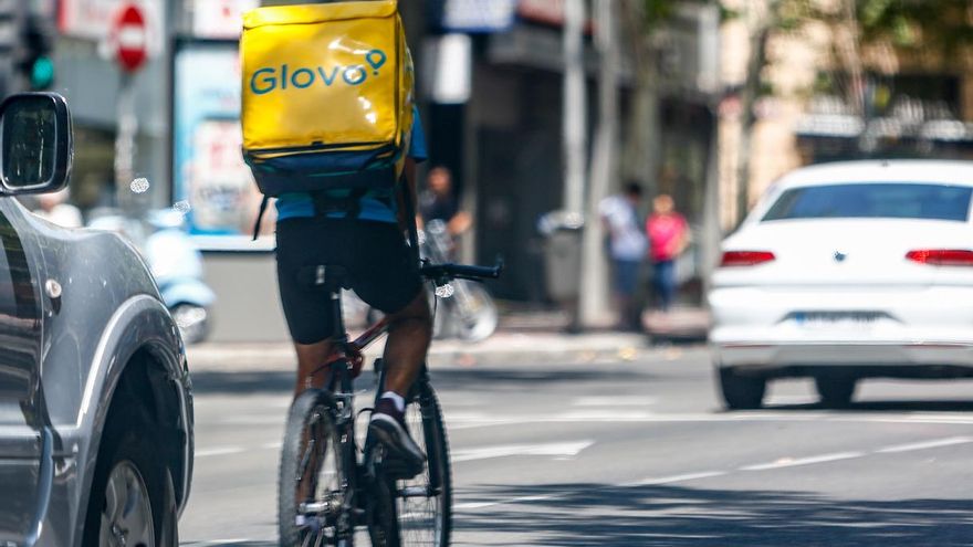 Imagen de archivo de un repartidor de Glovo.